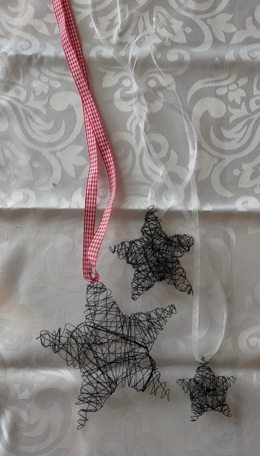 Drahtsterne und Draht-Herzen