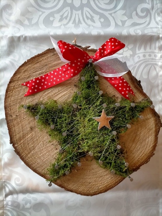 Holzscheibe mit Moosstern